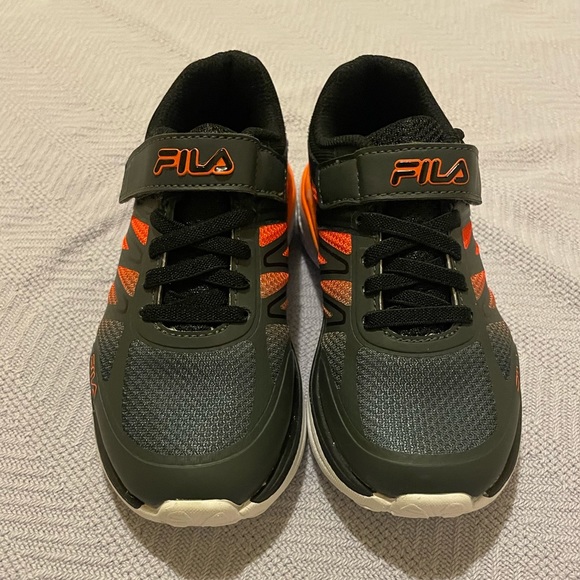 NIB BOYS FILA SNEAKERS SIZE 13 - Picture 3 of 5